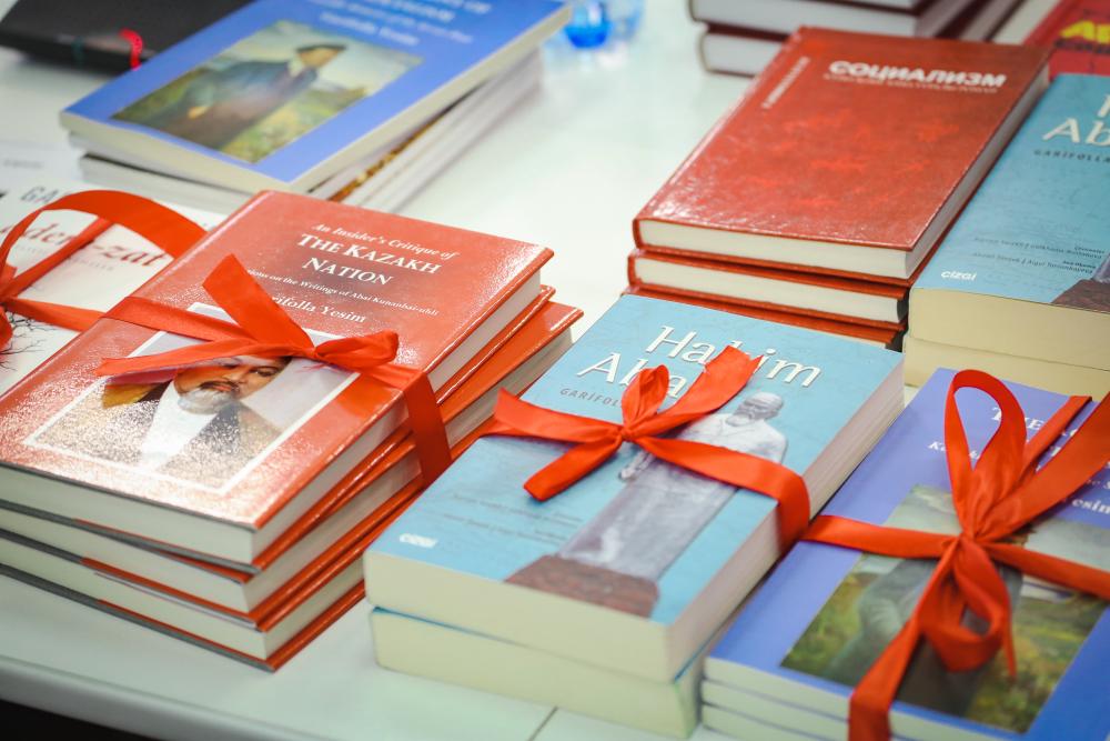 Четыре книги академика Гарифоллы Есима имени выставлены на продажу на сайте Amazon