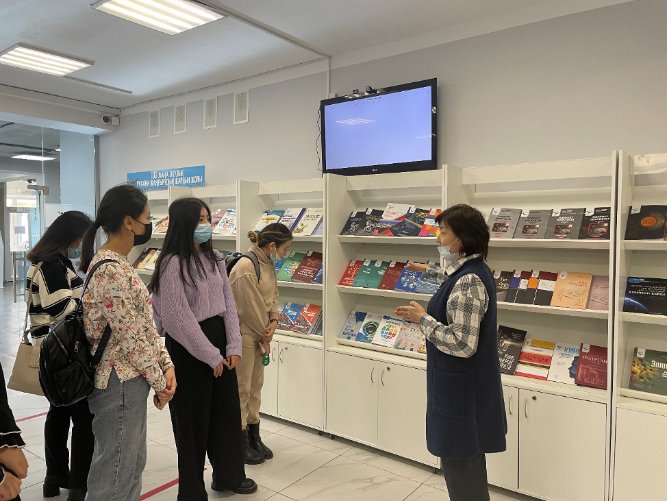 29 октября 2021 года студенты 1 и 2 курсов образовательной программы «Культурология» посетили научную библиотеку «Отырар кітапханасы»
